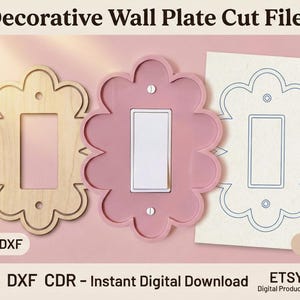 以下が含まれることがあります： 装飾的な壁プレートカットファイルの3つ。1つは明るい木材、1つはピンク、3つ目は線画です。それぞれにスカラップエッジと、ライトスイッチ用の長方形の開口部があります。画像には「Decorative Wall Plate Cut Files」と「SVG/DXF」というテキストが含まれています。