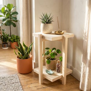 Op de afbeelding: Een witte keramische mok met een zwart handvat en de tekst "But First, Coffee" in een vetgedrukte, zwarte letter. De mok staat op een houten oppervlak. De mok is 10 cm hoog.
