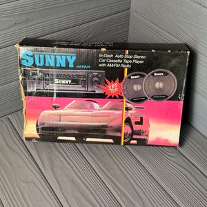 Puede incluir: Caja de reproductor de casete estéreo para automóvil Sunny Japan vintage. La caja presenta un gráfico de un automóvil, el estéreo y dos CD. El texto en la caja dice "In-Dash Auto Stop Stereo Car Cassette Tape Player with AM/FM Radio."