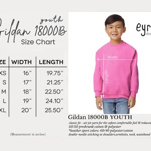 K&ouml;nnte beinhalten: Eine Gildan 18000B Gr&ouml;&szlig;entabelle f&uuml;r Jugendliche mit einem rosa Rundhals-Sweatshirt und Pfeilen f&uuml;r Breiten- und L&auml;ngenma&szlig;e. Die Tabelle listet die Gr&ouml;&szlig;en XS bis XL mit den entsprechenden Ma&szlig;en in Zoll sowie Produktdetails und Materialzusammensetzung.