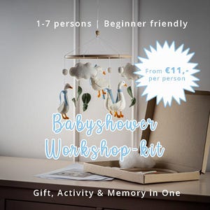 Può includere: Un kit per workshop baby shower con un mobile con oche, nuvole e foglie in feltro. Il kit include una scatola con materiali e il testo "Babyshower Workshop-kit". Il testo recita anche "Gift, Activity & Memory in One".