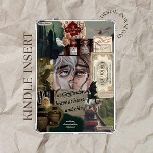 以下が含まれることがあります： イラストとテキストを組み合わせたコラージュデザインのKindleインサート。デザインには、ポーションボトル、電車、地図が含まれています。テキストには「The Marauders Map」、「Platform 9 3/4」、「in Gryffindor, brave at heart, and chiv」が含まれています。