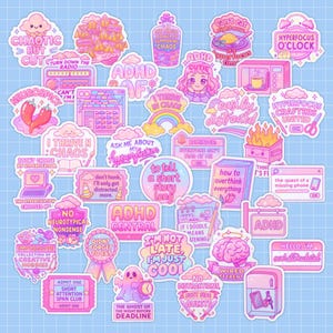 Op de afbeelding: Een verzameling roze en paarse stickers met verschillende zinnen en illustraties. Ontwerpen bevatten tekst als "Chaotic but cut", "ADHD AF" en "Hyperfocus O'Clock", samen met schattige graphics zoals een spook en een hersen.