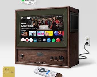 Könnte beinhalten: Ein dunkel gemaserter Fernseher mit dunkelgrünem Bildschirmrahmen, der eine digitale Benutzeroberfläche mit Streaming-Apps und ein Money Heist-Bild zeigt. Enthält eine weiße Fernbedienung mit Holzoptik-Akzenten und ein schwarzes Netzkabel.