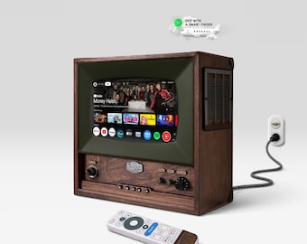 Könnte beinhalten: Ein dunkelbraunes Holzfernsehgerät mit einem dunkelgrünen Bildschirmrahmen, der eine Streaming-Oberfläche anzeigt. Das Gerät verfügt über vordere Drehknöpfe, ein eingestecktes Netzkabel und eine weiße Fernbedienung mit einem Holzakzent.