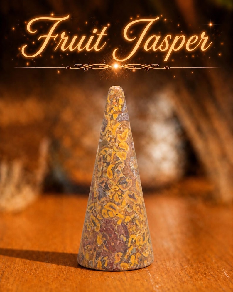 K&ouml;nnte beinhalten: Ein kegelf&ouml;rmiges Objekt aus Fruit-Jasper-Stein mit einem gesprenkelten Muster in Gelb, Braun und Dunkelrot. Der Text "Fruit Jasper" erscheint in einer leuchtenden Schreibschrift &uuml;ber dem Steinobjekt, das eine glatte Oberfl&auml;che aufweist.