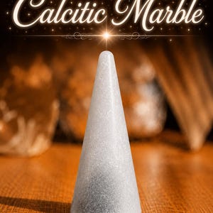 K&ouml;nnte beinhalten: Ein kegelf&ouml;rmiges Objekt aus hellgrauem calcitischem Marmor mit einer glatten, gesprenkelten Textur. Der Text 'Calcitic Marble' ist in wei&szlig;er Schreibschrift &uuml;ber dem Objekt zu sehen, begleitet von einem kleinen, hellen Sterneneffekt.