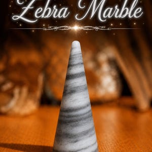K&ouml;nnte beinhalten: Ein kegelf&ouml;rmiges Objekt aus Zebramarmor mit horizontalen grauen und wei&szlig;en Streifen. Der Text Zebra Marble ist in wei&szlig;er Schreibschrift &uuml;ber dem Kegel abgebildet, begleitet von einer Zierlinie und kleinen sternartigen Funken im Hintergrund.