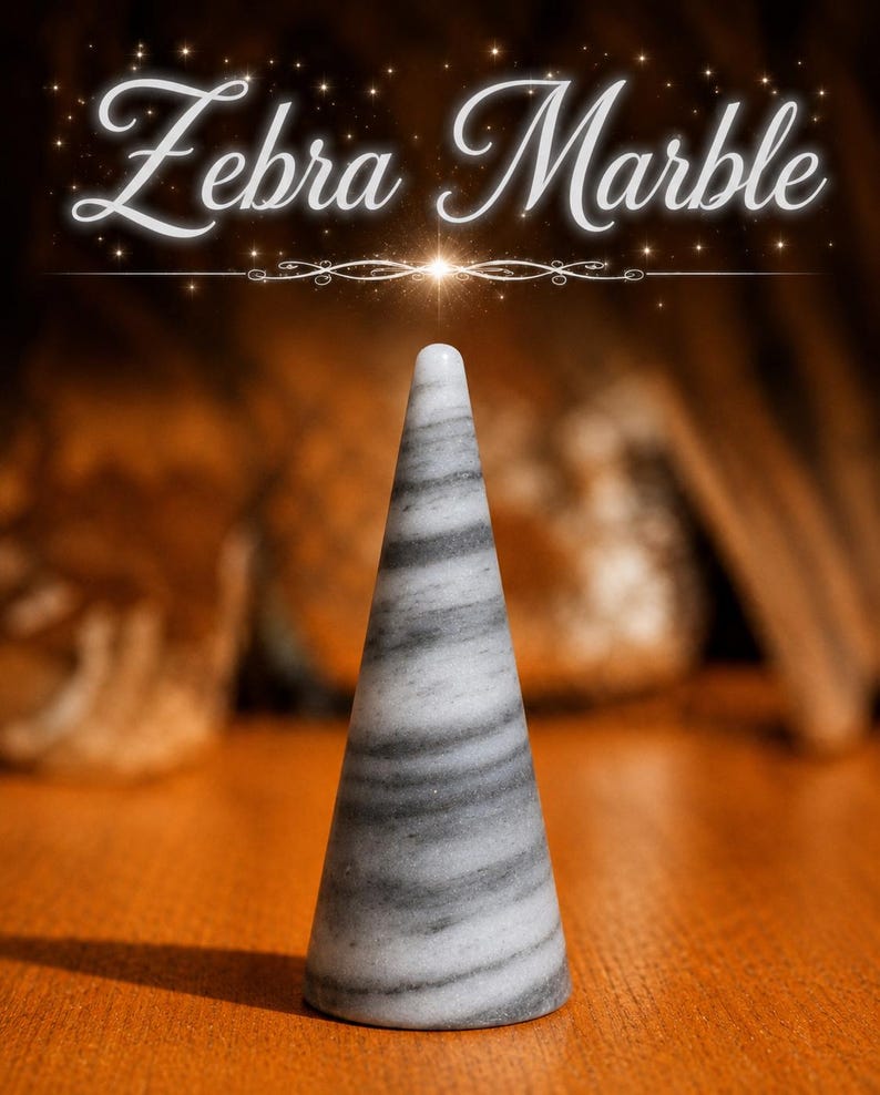 K&ouml;nnte beinhalten: Ein kegelf&ouml;rmiges Objekt aus Zebramarmor mit horizontalen grauen und wei&szlig;en Streifen. Der Text Zebra Marble ist in wei&szlig;er Schreibschrift &uuml;ber dem Kegel abgebildet, begleitet von einer Zierlinie und kleinen sternartigen Funken im Hintergrund.