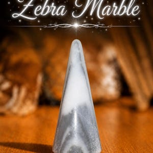K&ouml;nnte beinhalten: Ein kegelf&ouml;rmiger Pr&auml;sentationsst&auml;nder aus Zebramarmor mit einer glatten, polierten Oberfl&auml;che, die wirbelnde Muster in Wei&szlig; und Dunkelgrau aufweist. Der Text Zebra Marble ist in wei&szlig;er Schreibschrift &uuml;ber dem Objekt mit kleinen Sternen.
