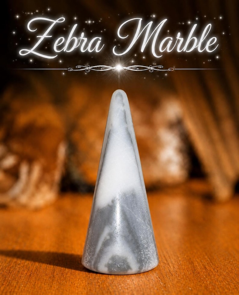 K&ouml;nnte beinhalten: Ein kegelf&ouml;rmiger Pr&auml;sentationsst&auml;nder aus Zebramarmor mit einer glatten, polierten Oberfl&auml;che, die wirbelnde Muster in Wei&szlig; und Dunkelgrau aufweist. Der Text Zebra Marble ist in wei&szlig;er Schreibschrift &uuml;ber dem Objekt mit kleinen Sternen.
