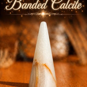 K&ouml;nnte beinhalten: Ein konischer Ringhalter aus wei&szlig;em geb&auml;ndertem Calcit mit sichtbaren orange-braunen Mineraladern. Der Text "Banded Calcite" erscheint in einer leuchtend wei&szlig;en Schreibschrift &uuml;ber dem Steinobjekt, das eine glatte, polierte Oberfl&auml;che hat.