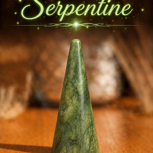 K&ouml;nnte beinhalten: Ein konischer Ringhalter aus gr&uuml;nem Serpentinstein mit dunkler Maserung und glatter Oberfl&auml;che. Das Wort Serpentine ist in einer hellgr&uuml;nen Schreibschrift &uuml;ber dem Objekt geschrieben, umgeben von kleinen leuchtenden, sternartigen Funken.