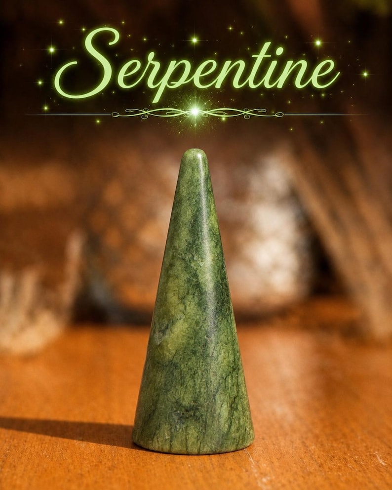 K&ouml;nnte beinhalten: Ein konischer Ringhalter aus gr&uuml;nem Serpentinstein mit dunkler Maserung und glatter Oberfl&auml;che. Das Wort Serpentine ist in einer hellgr&uuml;nen Schreibschrift &uuml;ber dem Objekt geschrieben, umgeben von kleinen leuchtenden, sternartigen Funken.