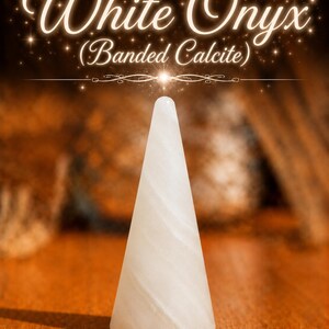 K&ouml;nnte beinhalten: Ein wei&szlig;er Onyx aus geb&auml;ndertem Calcit, der in eine glatte, konische Form geschliffen ist. Der Text "White Onyx (Banded Calcite)" steht in wei&szlig;en Buchstaben &uuml;ber dem Stein, erg&auml;nzt durch eine Zierlinie und kleine sternf&ouml;rmige Lichteffekte.