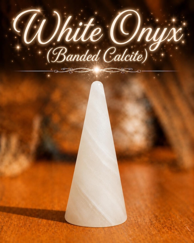 K&ouml;nnte beinhalten: Ein wei&szlig;er Onyx aus geb&auml;ndertem Calcit, der in eine glatte, konische Form geschliffen ist. Der Text "White Onyx (Banded Calcite)" steht in wei&szlig;en Buchstaben &uuml;ber dem Stein, erg&auml;nzt durch eine Zierlinie und kleine sternf&ouml;rmige Lichteffekte.