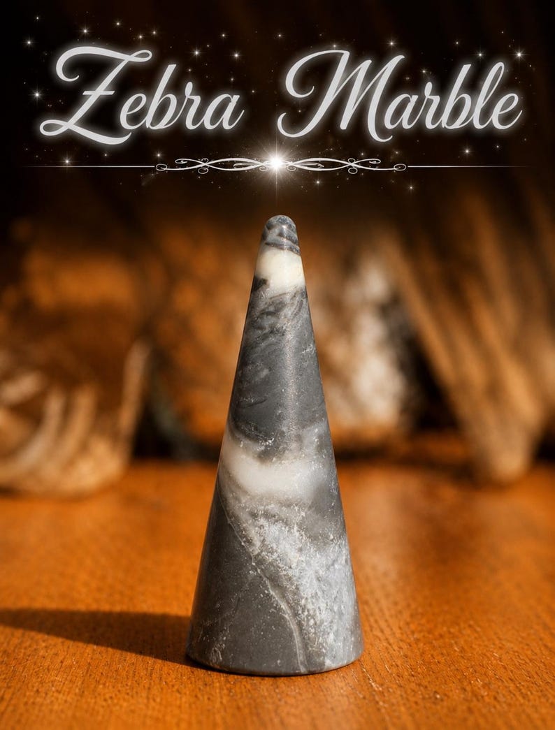 K&ouml;nnte beinhalten: Ein kegelf&ouml;rmiger Ringst&auml;nder aus Zebra-Marmor mit einer glatten, polierten Oberfl&auml;che und wirbelnden Mustern in Dunkelgrau, Schwarz und Wei&szlig;. Der Text "Zebra Marble" ist in wei&szlig;er Schreibschrift &uuml;ber dem Objekt abgebildet.