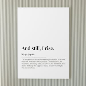 Puede incluir: Un estampado enmarcado en blanco con la cita "And still, I rise." de Maya Angelou en texto negro. El estampado incluye un pasaje inspirador más largo debajo de la cita. El fondo es un patrón de rayas grises y blancas.