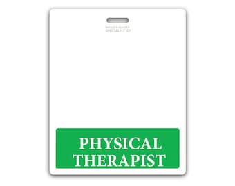 Puede incluir: Una tarjeta de identificación en blanco de plástico blanco con una barra verde en la parte inferior que dice "PHYSICAL THERAPIST" en texto blanco. La parte superior de la tarjeta dice "Printed in the USA SPECIALIST ID*"
