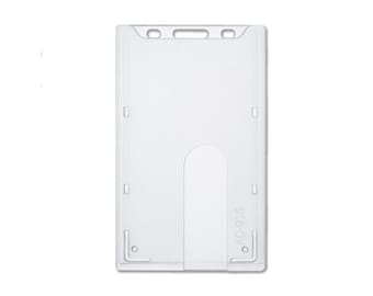 Puede incluir: Porta tarjetas de identificación de plástico transparente con una ranura para una tarjeta y un agujero para un cordón. El porta tarjetas tiene un fondo blanco y el texto "AC-916" impreso en el lateral.