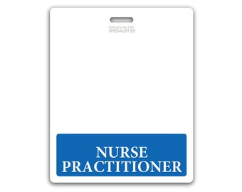 Puede incluir: Tarjeta de identificación en blanco de plástico blanco con una barra azul en la parte inferior que dice "NURSE PRACTITIONER" en texto blanco. La tarjeta tiene un agujero en la parte superior para un cordón. Impreso en los EE. UU. ID DE ESPECIALISTA.