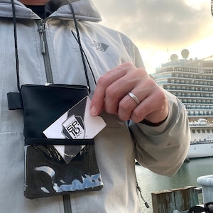 Cartera de cuello de viaje de vinilo negro con bucle para bolígrafo / bolsillos para insignias de identificación con ventana / bolsa segura para credenciales con cremallera grande / viajes y oficina