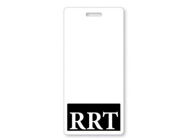 Puede incluir: Una etiqueta rectangular blanca con una ranura en la parte superior y las letras "RRT" en negrita, fuente negra en la parte inferior. La etiqueta de nombre está sobre un fondo blanco liso.