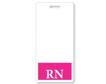 Op de afbeelding: Witte plastic badgehouder met een roze rechthoekig label waarop "RN" in witte letters staat.