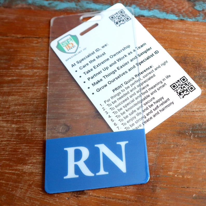 Puede incluir: Una placa de pl&aacute;stico azul con las letras "RN" en blanco. La placa tiene una funda de pl&aacute;stico transparente y un mensaje impreso sobre la identificaci&oacute;n del especialista, el cuidado, la propiedad, el trabajo en equipo y el crecimiento.