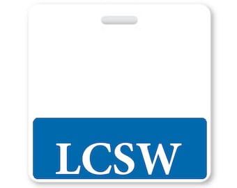 Może przedstawiać: Biała plastikowa odznaka z niebieskim paskiem na dole. Pasek zawiera napis "LCSW" w kolorze białym.