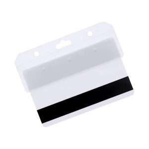 Puede incluir: Una tarjeta de presentaci&oacute;n de pl&aacute;stico blanco con una banda magn&eacute;tica negra horizontal en la parte inferior. La parte superior incluye un encabezado de pl&aacute;stico transparente con tres orificios circulares para colgar en tiendas.