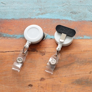 5 Magnetic Badge Reels - Free Ship! - Blank Round 1 1/4" Retractable Badge Holder with Magnet Back - Attach to Shirt, Lapel, Scrubs (White) afbeelding 6