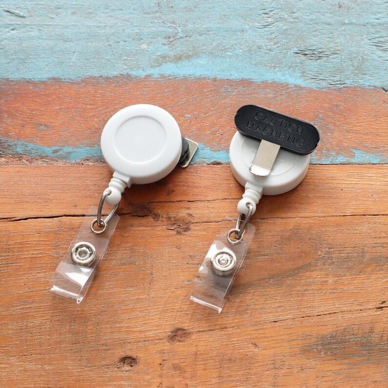 5 Magnetic Badge Reels - Free Ship! - Blank Round 1 1/4" Retractable Badge Holder with Magnet Back - Attach to Shirt, Lapel, Scrubs (White) afbeelding 6