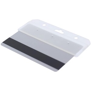 Puede incluir: Una esp&aacute;tula rectangular de pl&aacute;stico con un mango flexible de color blanco semitransparente que presenta tres orificios circulares y un recorte central. La hoja es de metal liso plateado con una ancha franja negra horizontal en el centro.