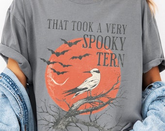Creepy Bird Pun Shirt, Spooky Season Tern Bat t-shirt Fall funny retro autumn tshirt Tern Birding tee no tern left unstoned birdwatching
