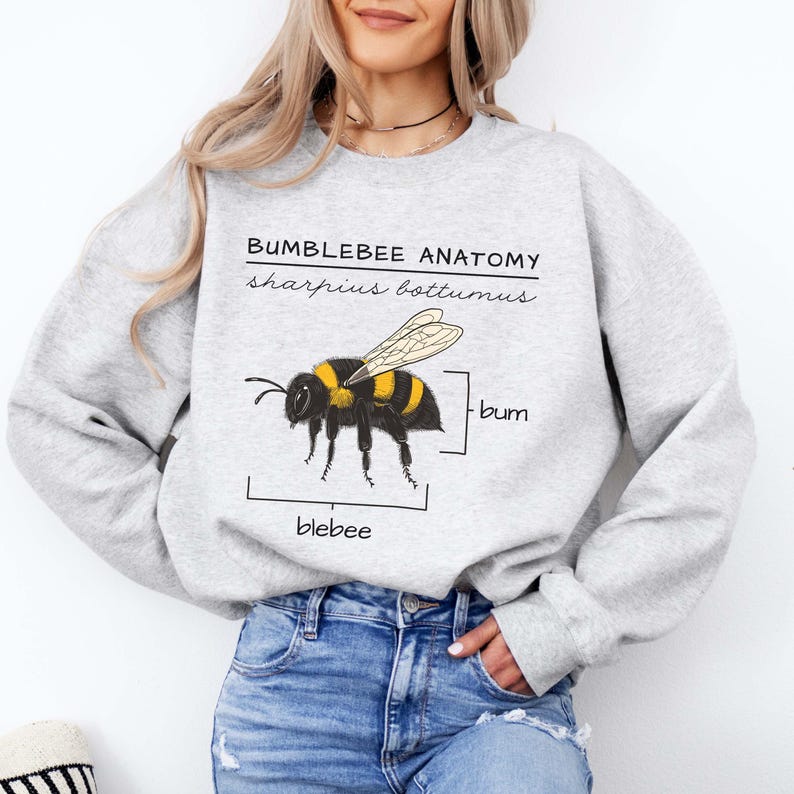 Pu&ograve; includere: Felpa grigia con una grafica di un bombo e il testo "Bumblebee Anatomy" con le parole "sharpus bottomus", "bum" e "blebee" che etichettano le parti del corpo dell'ape.