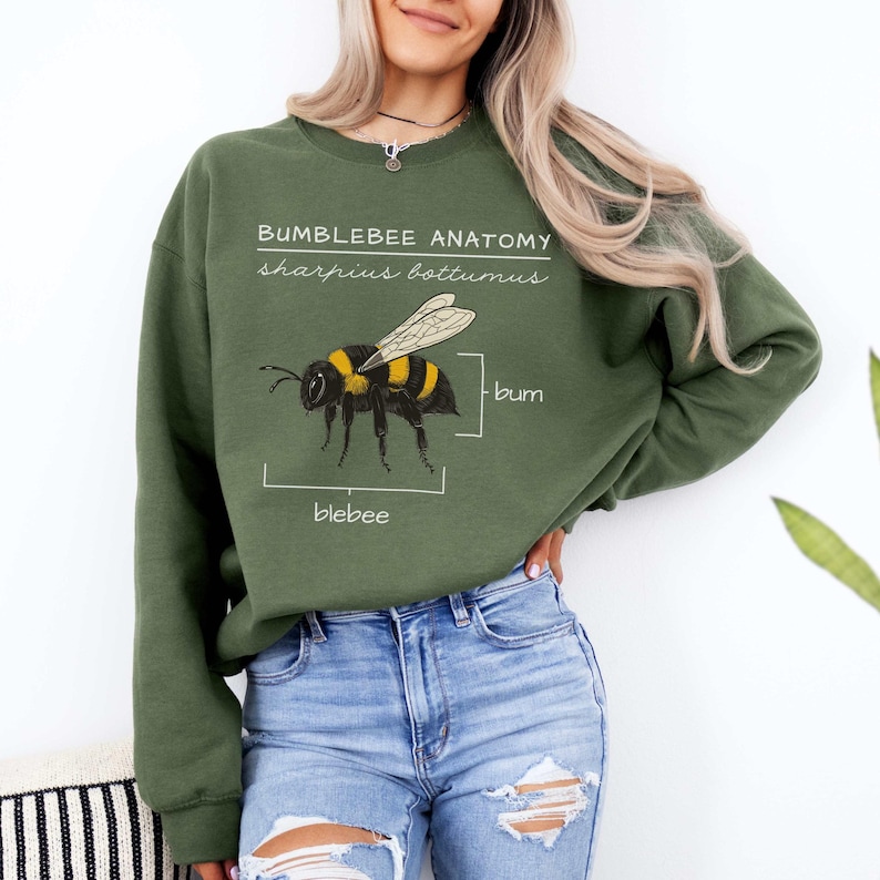 Pu&ograve; includere: Una felpa verde con un'immagine di un bombo e il testo "Bumblebee Anatomy, sharpus bottumus, bum, blebee".