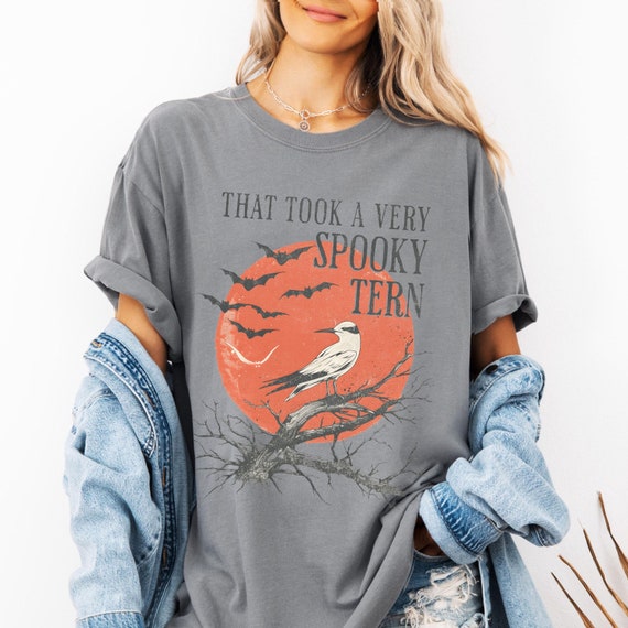 Creepy Bird Pun Shirt, Spooky Season Tern Bat t-shirt Fall funny retro autumn tshirt Tern Birding tee no tern left unstoned birdwatching