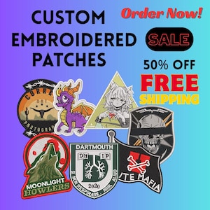 Może przedstawiać: Kolekcja niestandardowych haftowanych naszywek z różnymi wzorami, w tym fioletowym smokiem, wyjącym wilkiem i czaszką. Tekst na naszywkach zawiera "CUSTOM EMBROIDERED PATCHES", "SALE", "50% OFF", "FREE SHIPPING" i inne frazy.