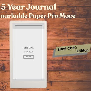 Può includere: Un tablet digitale con bordo bianco, che mostra il testo "ONE LINE PER DAY" e "2026-2030". Il testo "5 Year Journal for Remarkable Paper Pro Move" è in alto. Un banner recita "2026-2030 Edition". Lo sfondo è una superficie di legno.