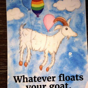 Può includere: Illustrazione ad acquerello di una capra bianca che fluttua in un cielo blu con tre palloncini. Un palloncino è arcobaleno, uno rosa e uno blu. Il testo "Whatever floats your goat" è sotto la capra.