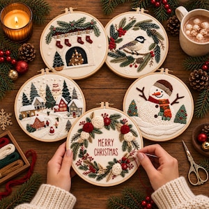Könnte beinhalten: Fünf runde Stickrahmen mit weihnachtlichen Motiven: ein Kamin mit Strümpfen, ein Vogel im Kranz, ein verschneites Dorf, ein Schneemann und ein Kranz mit dem Schriftzug Merry Christmas auf einer Holzoberfläche.