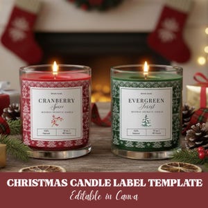 Puede incluir: Dos velas encendidas en frascos de vidrio, una roja y otra verde, con etiquetas que dicen "Cranberry Spice" y "Evergreen Forest". Cada vela es de 283g y dura 40 horas. La imagen incluye texto que dice "Christmas Candle Label Template Editable in Canva."