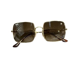 Gafas de sol Ray Ban RB 1971 con montura cuadrada dorada y lentes marrones, modelo 54019, fabricadas en Italia. imagen 1