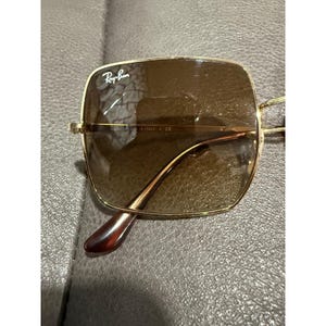 Gafas de sol Ray Ban RB 1971 con montura cuadrada dorada y lentes marrones, modelo 54019, fabricadas en Italia. imagen 3