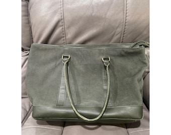 Bolso tote vintage de LL Bean en piel de ante verde oliva con forro estampado de fauna salvaje.