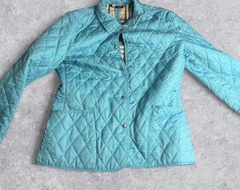 Chaqueta acolchada azul turquesa de Burberry London con forro Nova Check. Hecha en Inglaterra.