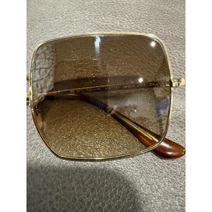 Gafas de sol Ray Ban RB 1971 con montura cuadrada dorada y lentes marrones, modelo 54019, fabricadas en Italia. imagen 4