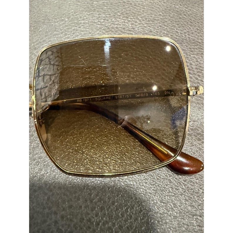 Gafas de sol Ray Ban RB 1971 con montura cuadrada dorada y lentes marrones, modelo 54019, fabricadas en Italia. imagen 4