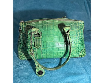 Bolso de mano tipo satchel de piel verde con relieve de cocodrilo de Dooney & Bourke con herrajes plateados.
